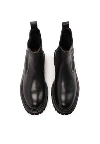 Botas chelsea de cuero negro con un acabado suave, paneles laterales elásticos y tiradores para facilitar su uso. Suelas de goma gruesa con detalles de relieve.