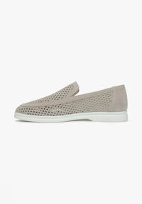 Jasnoszare buty typu slip-on wykonane z perforowanej zamszowej skóry, z białą gumową podeszwą i okrągłym noskiem o gładkiej fakturze.