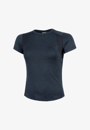 Marineblauw sportshirt met korte mouwen, zwarte schouderpanelen en een ronde hals.