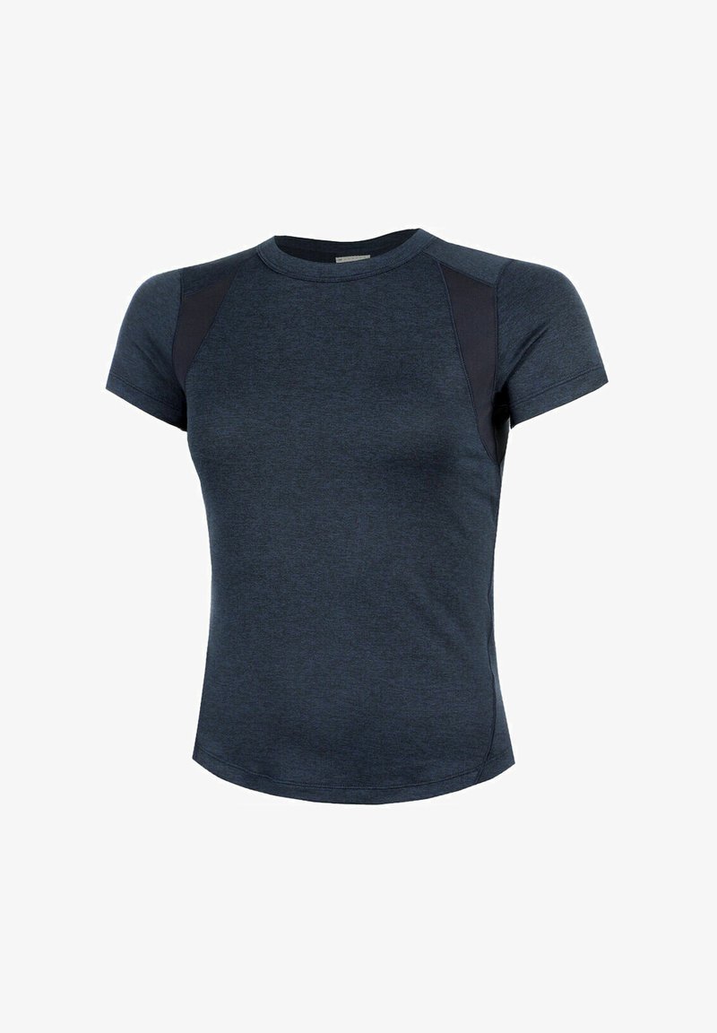 Marineblauw sportshirt met korte mouwen, zwarte schouderpanelen en een ronde hals.