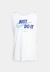 Witte mouwloze Nike-shirt met grote blauwe "JUST DO IT" tekst en een geometrisch omlijnde Nike swoosh logo op de voorkant.