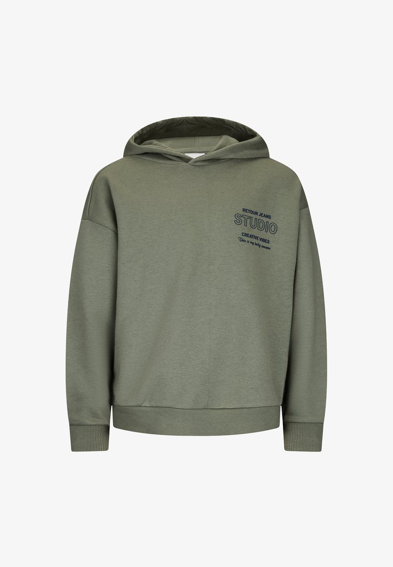 Olivengroene capuchontrui met geribbelde manchetten en zoom, met kleine zwarte tekst "Retour Jeans Studio Creative Vibes" op de borst.