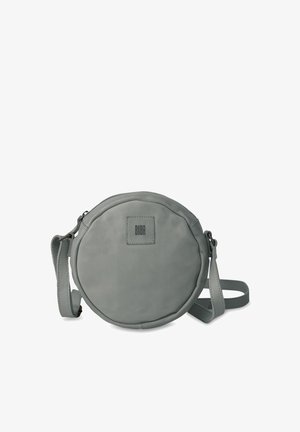 Rund, grå læder crossbody taske med flad top, justerbar rem og firkantet logo-patch; har en glat tekstur og lynlåslukning.