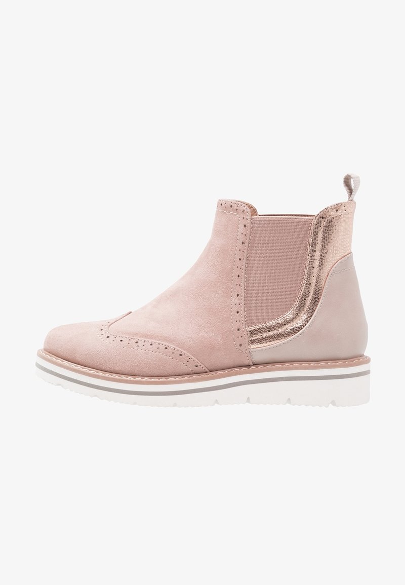 Světle růžová semišová kotníková bota s detaily ve stylu wingtip, elastickým postranním panelem, kovovým akcentem na podpatku v růžovém zlatě a bílou gumovou podrážkou s hnědým okrajem.