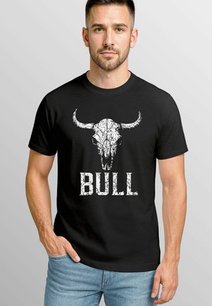 Schwarzes T-Shirt mit einem weißen Design eines Bullen-Schädels mit Hornakzenten und dem Wort "BULL" darunter in einer strukturierten Schriftart. Lässige Passform mit kurzen Ärmeln.