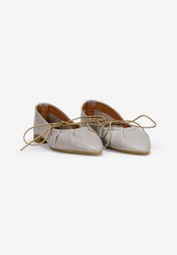 Bailarinas de cuero gris claro con punta afilada, que presentan un diseño recogido y lazadas. Interior marrón y suela baja y sólida.