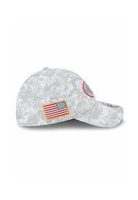 Grau camouflierter Baseballcap mit einem Patch der amerikanischen Flagge an der Seite, einem gebogenen Schirm und einem bestickten Logo auf der Vorderseite.