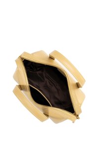 Borsa a tracolla in pelle gialla con due manici, chiusura a zip e rivestimento interno marrone con un semplice motivo a logo.