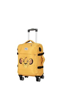 Gelber weichseitiger Koffer mit einem cartoonhaften Löwengesicht. Verfügt über einen ausziehbaren Griff, Räder und eine vordere Reißverschlusstasche. Robustes Material.