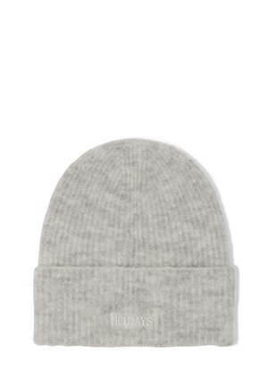 Berretto lavorato a maglia grigio con texture a coste e orlo piegato. Presenta un piccolo tag con logo bianco sulla parte anteriore. Materiale morbido e caldo.