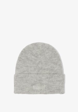 Szary dziany beanie o prążkowanej fakturze i złożonym brzegiem. Posiada małą białą metkę z logo z przodu. Miękki, ciepły materiał.