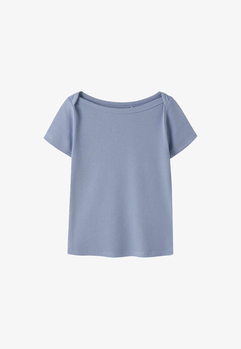 Haut côtelé bleu clair à manches courtes avec encolure large et coutures d’épaules légèrement repliées sur fond blanc.