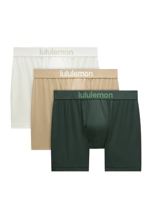 Trzy pary męskich bokserów w kolorze białym, beżowym i ciemnozielonym, każda z elastycznym paskiem w talii z logiem "lululemon."