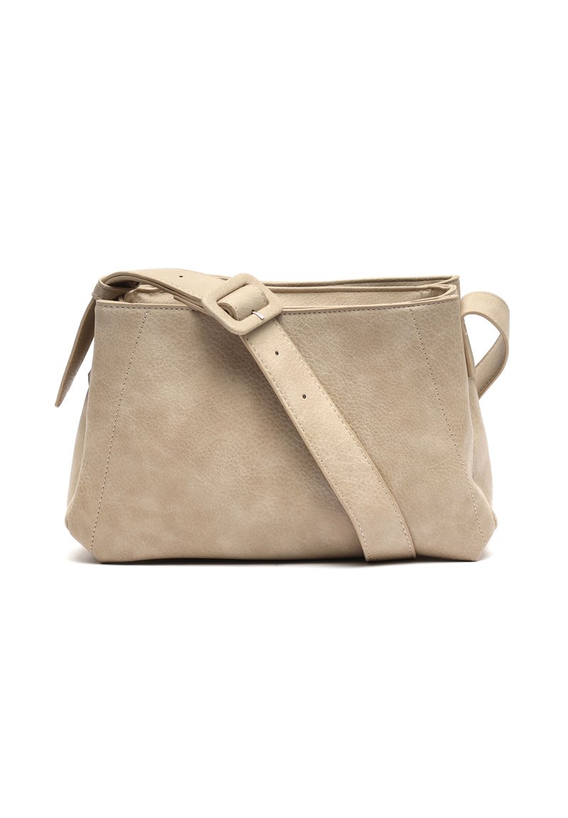 Borsa a tracolla in pelle beige con finitura testurizzata, ampia tracolla regolabile e forma semplice e angolare. Presenta una chiusura superiore con zip e una maniglia laterale.