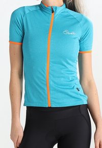 Una camiseta de ciclismo de manga corta en turquesa con una cremallera frontal naranja y un logo, que presenta un diseño ajustado y una tela suave que absorbe la humedad.