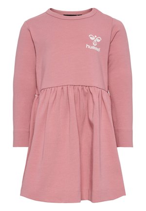 Roze langemouw jurk van zachte stof, met een gathered rok, ronde halslijn en een contrasterend wit logo op de borst.