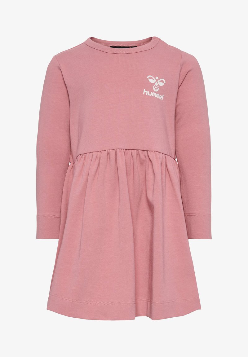 Robe longue à manches longues rose en tissu doux, avec une jupe froncée, un col rond et un logo blanc contrastant sur la poitrine.