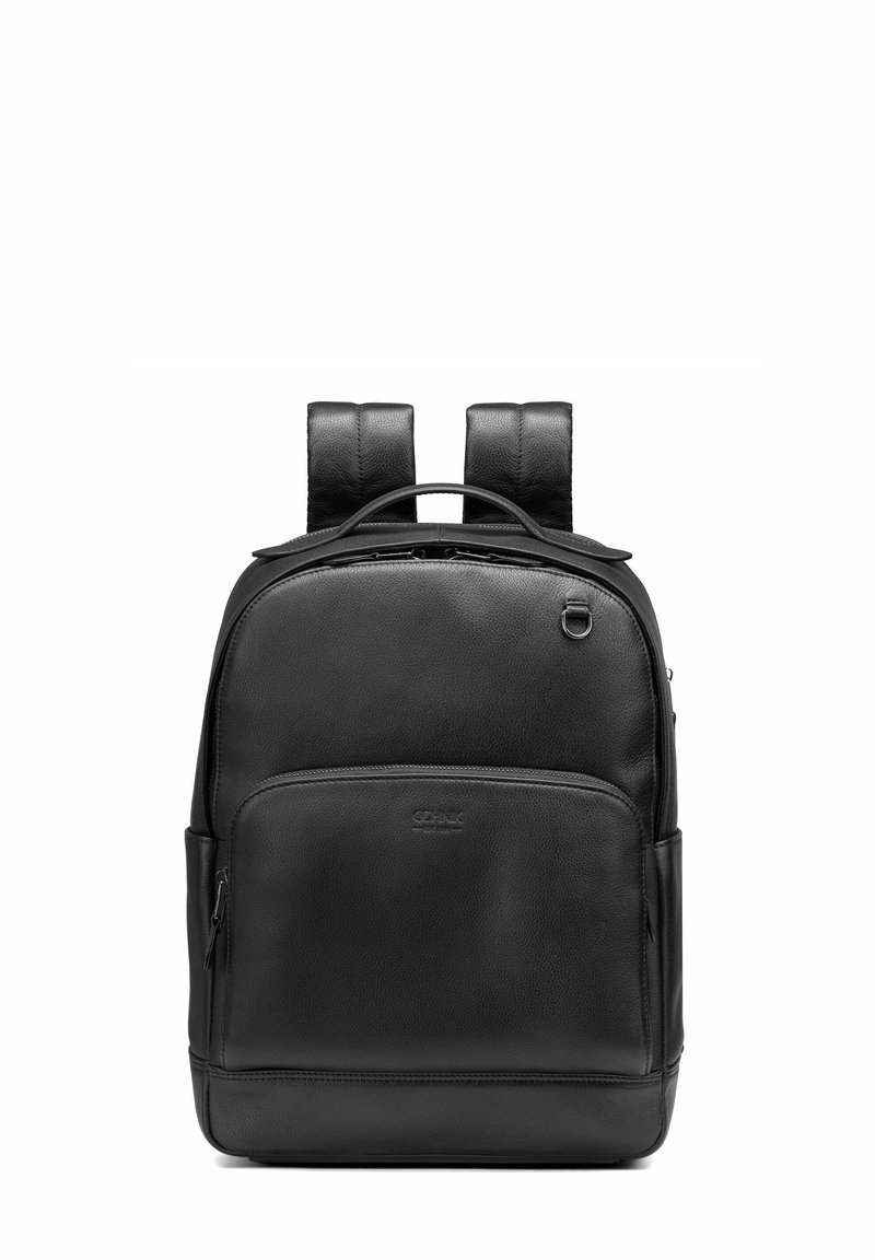 Czarny skórzany plecak z dwoma paskami na ramiona, uchwytem na górze, kieszenią zapinaną na zamek z przodu oraz subtelnym logo na dole. Gładka tekstura, strukturalny design.