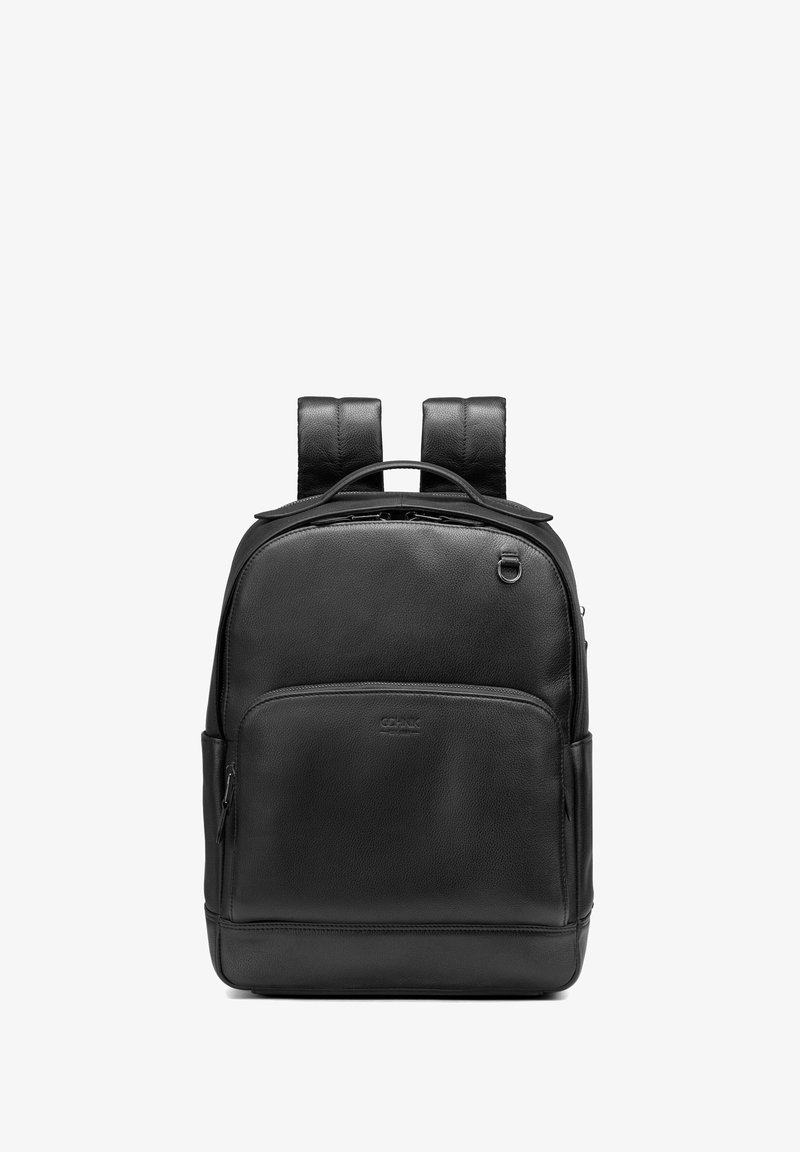 Czarny skórzany plecak z dwoma paskami na ramiona, uchwytem na górze, kieszenią zapinaną na zamek z przodu oraz subtelnym logo na dole. Gładka tekstura, strukturalny design.