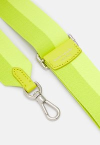 Cinghia della borsa di un luminoso giallo neon, realizzata in nylon testurizzato, con un accento in pelle con logo impresso e accessori in metallo argento.