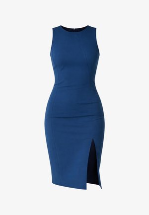 Vestito bleu senza maniche, aderente e lungo fino al ginocchio, con scollo rotondo e spacco frontale sul lato destro.