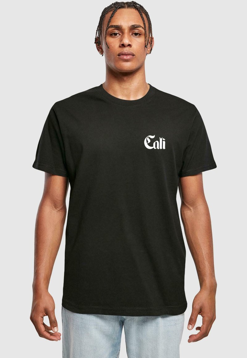 Zwart katoenen t-shirt met een witte "Cali" afbeelding op de linkerkant van de borst. Klassiek crew neck ontwerp met korte mouwen en een normale pasvorm.
