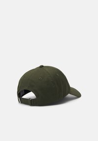 Grønn bomullsbasketcaps, strukturert form med buet skjerm, justerbar stropp bak og fire ventilasjonsøyer.