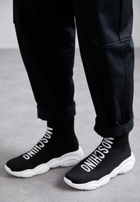 MOSCHINO TEDDY SHOES High-top trainers nero/black