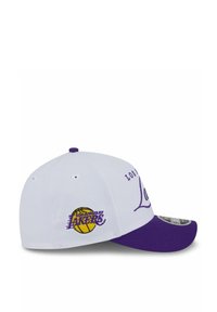 Weißes Baseballcap mit einem lila Schirm. Mit "Los Angeles Lakers" in lila gestickt und einem Logo mit einem Basketball in Gelb und Lila.