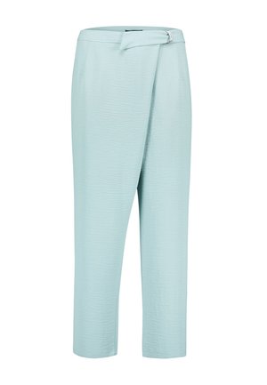Pantalon bleu clair style portefeuille en tissu subtilement texturé avec une ceinture à boucle métallique argentée à la taille.