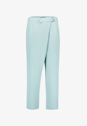 Lichtblauwe broek met overslagstijl, gemaakt van een subtiel gestructureerde stof en een riem met een zilveren metalen gesp in de taille.