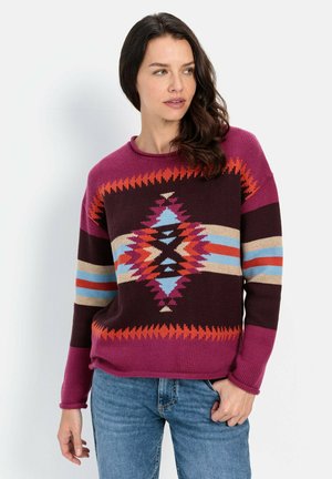 Gebreide trui in donkerburgundy en roze met een geometrisch patroon dat turquoise, oranje en beige accenten heeft. Ronde hals en lange mouwen.