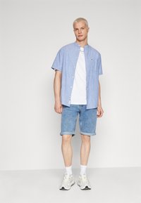 Tommy Jeans RONNIE  - Shorts vaqueros - denim medium
