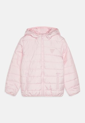 Veste rembourrée rose avec capuche, présentant une texture en biais matelassée, fermeture éclair sur le devant et deux poches latérales. Emblème sur la poitrine.