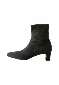 Bottines en suede noir avec un bout pointu, une forme classique, un talon bas et un design sans couture. Texture lisse avec des détails de couture discrets.