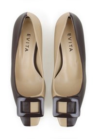 Bruine en beige gepatineerde leren ballerina's met een vierkante zwarte gesp op de teen, afgeronde vorm en gladde textuur. Gemarkeerd met "EVITA" aan de binnenzijde.