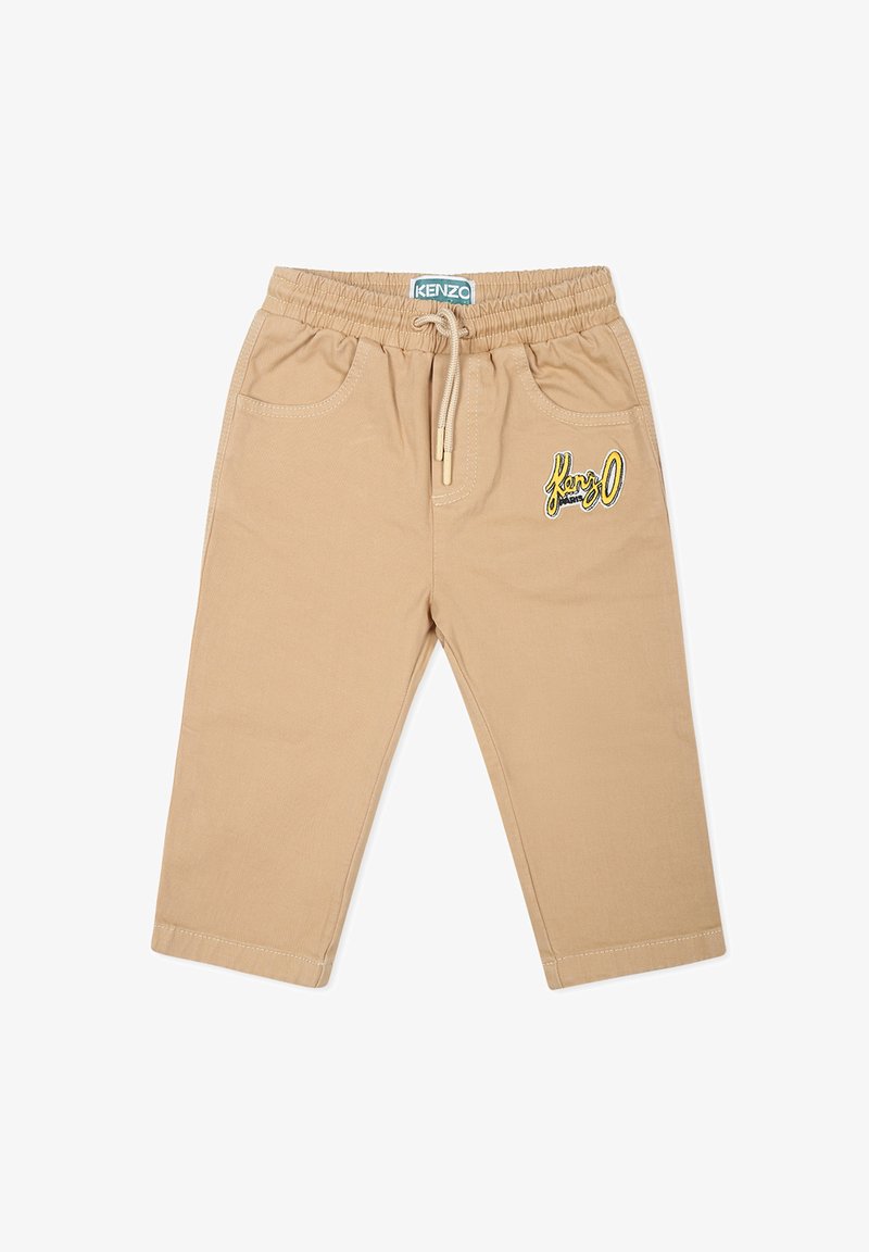 Pantaloni in cotone color cachi con cintura elasticizzata e cordoncino. Presentano un logo ricamato sulla tasca sinistra e tasche laterali.