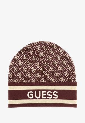 Beanie muts in diep bordeauxrood met een geometrisch patroon in beige, voorzien van een contrasterende beige band met "GUESS" geborduurd in het wit.
