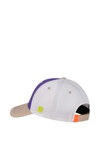 Casquette de baseball avec une visière beige, un panneau avant violet, des panneaux latéraux et arrière en maille blanche, un logo carré jaune sur le côté, et une sangle réglable avec une languette orange.