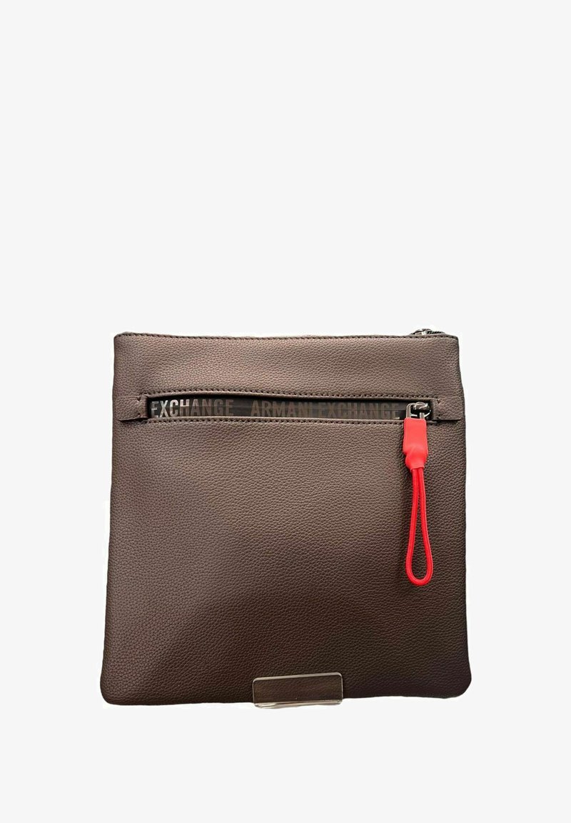 Portafoglio in pelle marrone con superficie texture, dotato di una striscia logata nera e di una zip rossa con dettaglio ad anello.