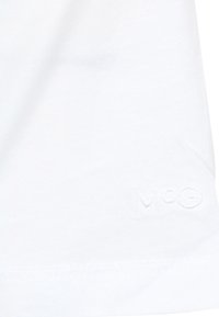 Witte katoen t-shirt met een zachte textuur, voorzien van het geborduurde logo "M◦G" op de onderlinkerzijde. Eenvoudig, klassiek ontwerp zonder patronen.