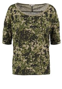 T-paita, jossa on camouflagen kuvio vihreän ja beigeen sävyissä, pehmeästä kankaasta, leveällä kaula-aukolla ja väljä istuvuus, lyhyillä hihoilla.