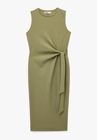 Vestido sin mangas de color verde oliva en un material elástico, con una silueta ajustada y detalle de nudo en la cintura. Textura suave, con largo modesto hasta la rodilla.