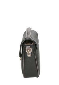 Borsa nera in pelle testurizzata con una patella grigia metallica, hardware dorato, tracolla e forma rettangolare. Design semplice e funzionale.