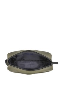 Borsa verde oliva, morbida al tatto, con chiusura a zip, fodera nera e un'etichetta interna. Forma slanciata e rettangolare, ideale per trasportare gli oggetti essenziali.