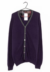 Lila kofta med grå V-halskant och matchande knappslå, med rosa knappar och rutigt foder inuti kragen.