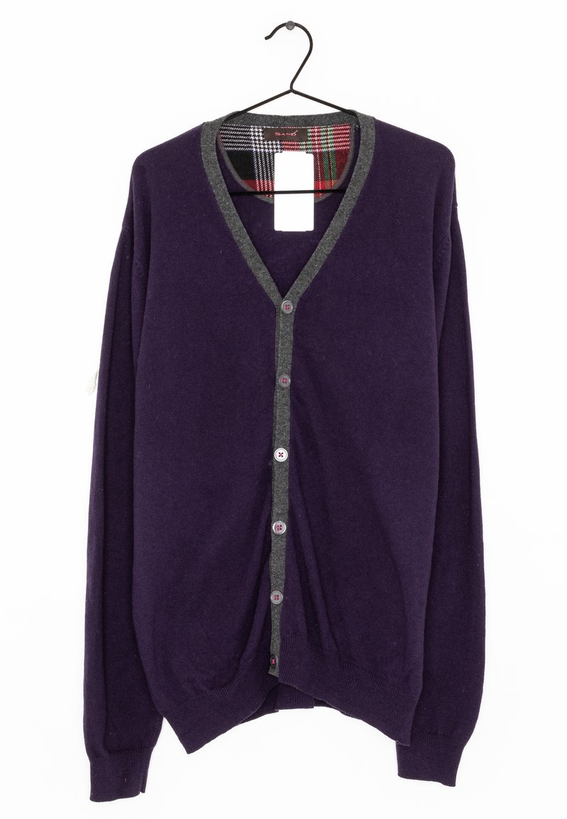 Lila kofta med grå V-halskant och matchande knappslå, med rosa knappar och rutigt foder inuti kragen.