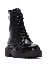 Bota de combate negra de charol con cordones, suela gruesa negra, presenta ojetes de metal y superficie texturizada para mayor detalle.