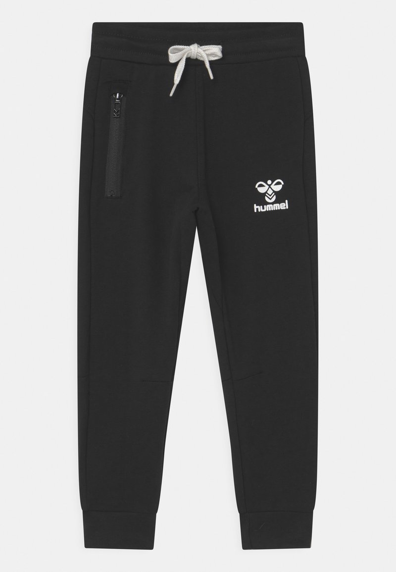 Zwarte joggingsbroek van zacht materiaal, met een ritszak, geribbelde boorden en een wit logo op de linker dij. Koordsluiting in de taille.