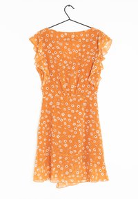 Robe fleurie orange en tissu léger, avec des manches courtes à volants, un corsage ajusté et un ourlet évasé avec une légère coupe asymétrique.